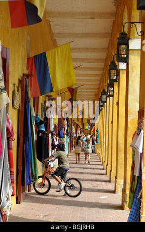 Las Bovedas craft, vestiti e negozi di souvenir, città vecchia, Cartagena, Colombia, Sud America Foto Stock