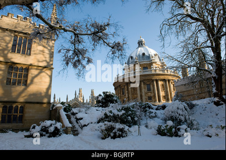 La Radcliffe Camera è parte della libreria di Bodlean Oxford,e di una sala di lettura, visto al suo meglio nella neve e cielo blu Foto Stock