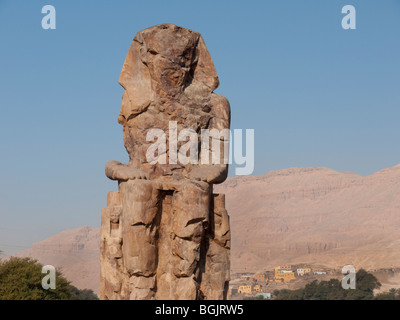 I Colossi di Memnon vicino alla Valle dei Re sulla riva occidentale del fiume Nilo in Egitto Foto Stock