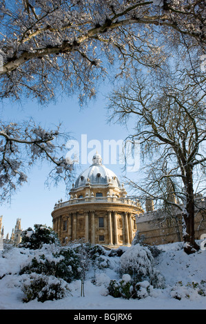 La Radcliffe Camera è parte della libreria di Bodlean Oxford,e di una sala di lettura, visto al suo meglio nella neve e cielo blu Foto Stock