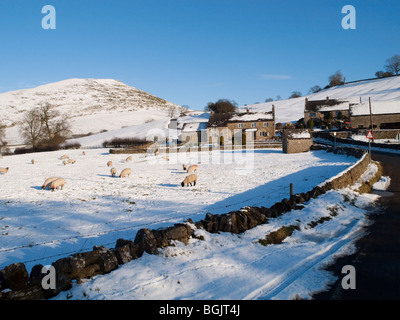 Il villaggio di Thorpe dopo la nevicata, nel distretto di Peak Derbyshire England Regno Unito Foto Stock