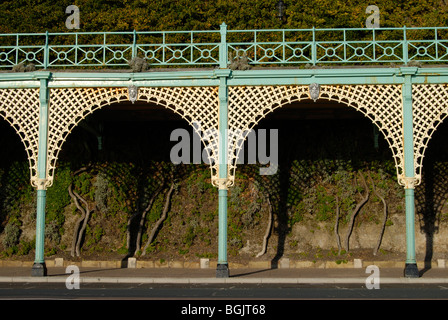 Ferro battuto passeggiata coperta lungo il lungomare di Madeira Drive, Brighton East Sussex, Inghilterra Foto Stock