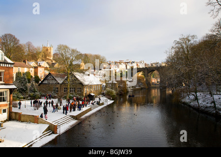 La folla si riuniscono per la gara di anatra Knaresborough North Yorkshire, Inghilterra Foto Stock