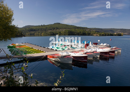 Colorate barche da diporto sul lago in Francia Foto Stock