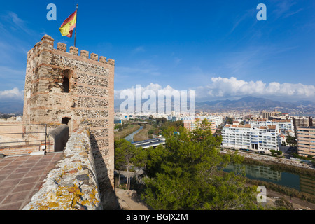 Fuengirola, provincia di Malaga, Costa del Sol, Spagna. Vista dal castello di Sohail di fronte fiume Fuengirola per la città. Foto Stock