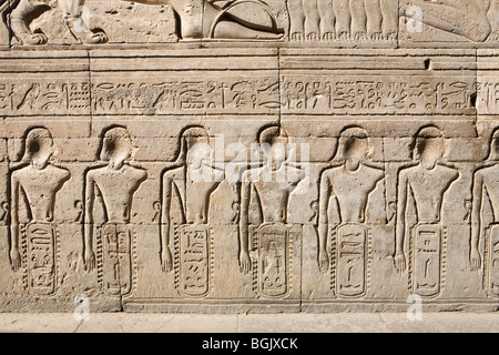 Sollievo dei prigionieri sul corridoio esterno muro al tempio di Haroeris e Sobek a Kom Ombo nella valle del Nilo, l'Alto Egitto Foto Stock