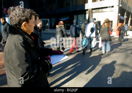 AARP volontari indagine l'intersezione della terza Avenue e la 49th street per la sicurezza per i vecchi pedoni Foto Stock