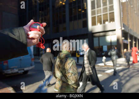 AARP volontari indagine l'intersezione della terza Avenue e la 49th street per la sicurezza per i vecchi pedoni Foto Stock