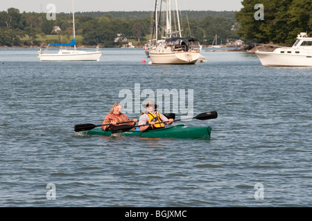 Kayakers in piacevole Cove sul fiume Damariscotta, Maine Foto Stock