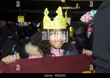 Paraders marzo nell'annuale dei tre re parata del giorno nel quartiere Bushwick di Brooklyn a New York Foto Stock