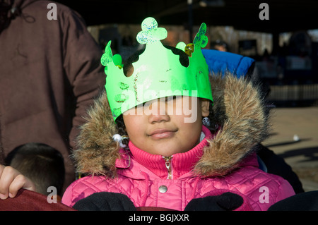 Paraders marzo nell'annuale dei tre re parata del giorno nel quartiere Bushwick di Brooklyn a New York Foto Stock