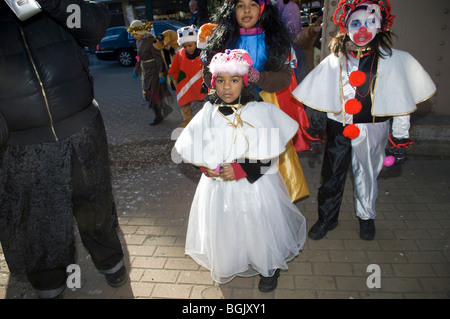 Paraders marzo nell'annuale dei tre re parata del giorno nel quartiere Bushwick di Brooklyn a New York Foto Stock