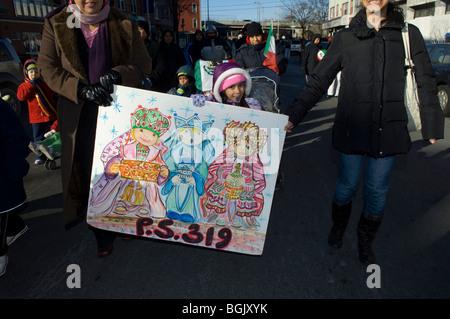 Paraders marzo nell'annuale dei tre re parata del giorno nel quartiere Bushwick di Brooklyn a New York Foto Stock