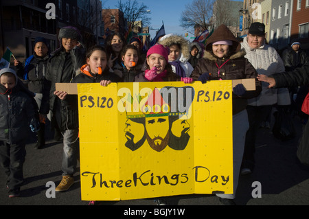 Paraders marzo nell'annuale dei tre re parata del giorno nel quartiere Bushwick di Brooklyn a New York Foto Stock