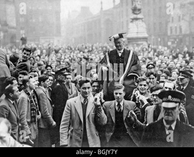 SIR Alexander Fleming presieduto come il neo-nominato Vice Cancelliere dell'Università di Edimburgo nel 1952 Foto Stock