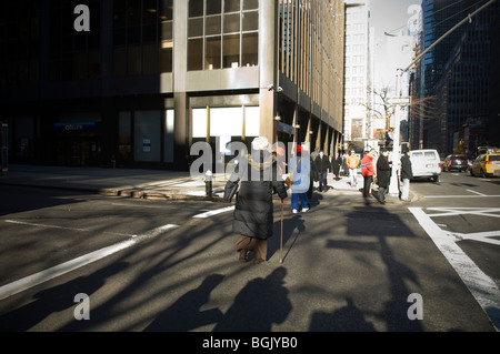 AARP volontari indagine l'intersezione della terza Avenue e la 49th street per la sicurezza per i vecchi pedoni Foto Stock