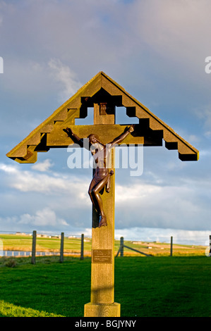 Legno scolpito crocifissione al di fuori della cappella italiana di agnello Holm Orkney SCO 5840 Foto Stock