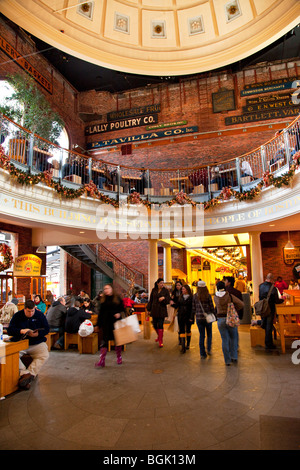 Shopping di Natale a Quincy Market in Boston Massachusetts, STATI UNITI D'AMERICA Foto Stock