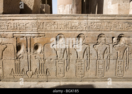 Sollievo dei prigionieri sul corridoio esterno muro al tempio di Haroeris e Sobek a Kom Ombo nella valle del Nilo, l'Alto Egitto Foto Stock