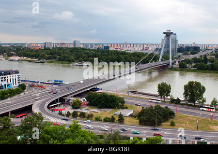 Bratislava del ponte principale corssing fiume Danubio Foto Stock