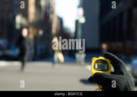 AARP volontari indagine l'intersezione della terza Avenue e la 49th street per la sicurezza per i vecchi pedoni Foto Stock