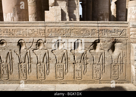 Sollievo dei prigionieri sul corridoio esterno pareti del tempio di Haroeris e Sobek a Kom Ombo nella valle del Nilo, l'Alto Egitto Foto Stock