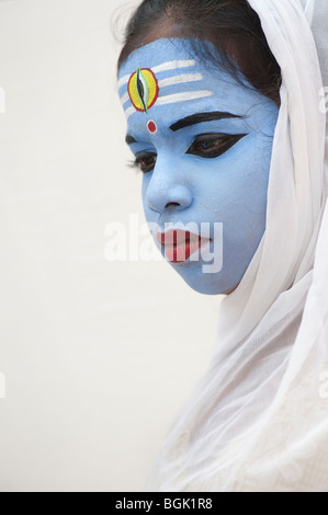 Ragazza indiana, faccia dipinta come il dio indù Shiva. India Foto Stock