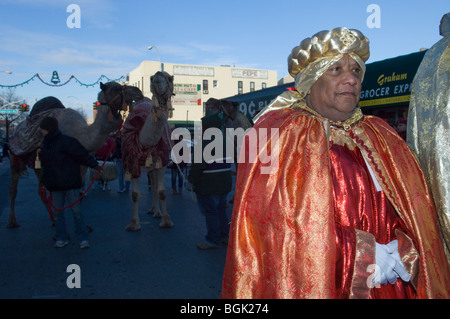 Uno dei tre re marche nell'annuale dei tre re parata del giorno nel quartiere Bushwick di Brooklyn a New York Foto Stock