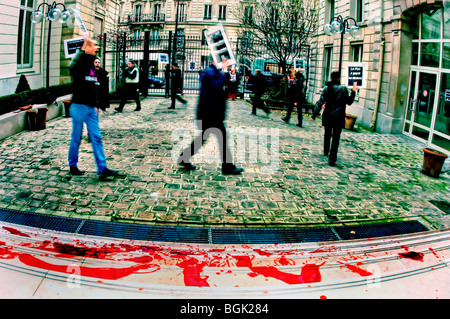 PARIGI, Francia - militanti di N.G.O. AGIRE SUI dimostranti, protestare al di fuori del quartier generale socialista di Par-ty, proteste pandemiche, azione collettiva, ONG Foto Stock