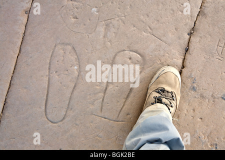 Footprint inciso sul marciapiede fuori del tempio costruito da Tuthmose IV e Amenofi III. A El Kab, a sud di Luxor, Egitto Foto Stock