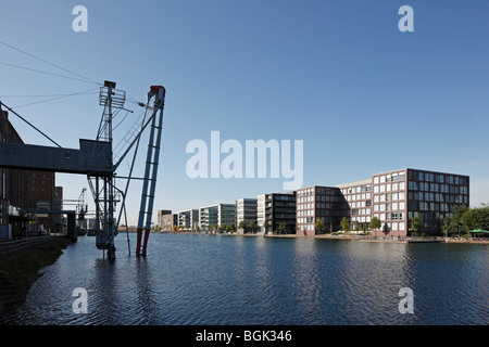 Duisburg, Innenhafen, Blick von Süden auf die Nordseite, Kran vor der Küppersmühle Foto Stock