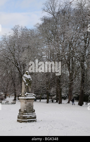 Statua del re Edward VII il settimo in Beacon Park, Lichfield Staffordshire Inghilterra il nevoso inverno del giorno 2010 Foto Stock
