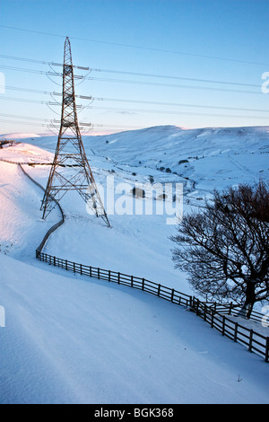 Elettricità pilone vicino Littleborough, South Pennines, REGNO UNITO Foto Stock