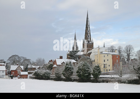 Lichfield Cathedral visto fro Stowe campi Lichfield Staffordshire su nevoso inverno del giorno 2010 Foto Stock