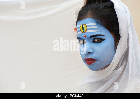 Ragazza indiana, faccia dipinta come il dio indù Shiva. India Foto Stock