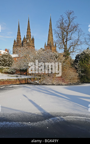 Tre guglie Cattedrale Giardino della Rimembranza e Minster piscina sul nevoso inverno del giorno 2010 Lichfield Staffordshire Inghilterra Foto Stock