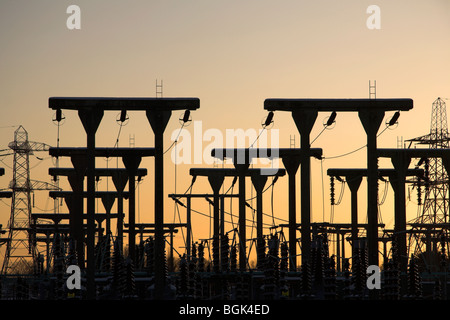 Fairy Lane stazione di alimentazione di energia elettrica della stazione secondaria stagliano contro un tramonto, fiume Mersey Valley, Chorlton Water Park, Manchester, Regno Unito Foto Stock