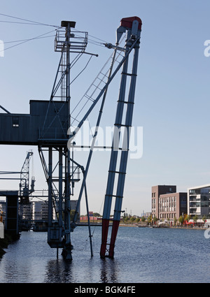 Duisburg, Innenhafen, Blick von der Südseite nach Westen, Kran vor der Küppersmühle Foto Stock