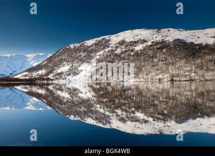 Inverno riflessioni sulla Brotherswater nel Lake District inglese Foto Stock