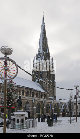 Chiesa di Santa Maria il Centro del Patrimonio Boswell statua dell albero di Natale Decorazioni Piazza Mercato neve invernale Lichfield Staffordshire Foto Stock