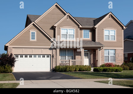 Casa suburbana con brown schierata e portico anteriore Foto Stock