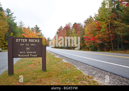 Otter Rocks giorno utilizzare l'area durante i mesi autunnali. Situato lungo la Kancamagus Highway (Route 112), che è uno dei New England's Scenic Byways nelle White Mountains, New Hampshire USA Foto Stock