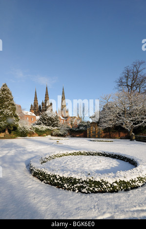 Tre guglie Duomo visto da War Memorial Garden del ricordo nevoso inverno del giorno 2010 Lichfield Staffordshire Inghilterra Foto Stock