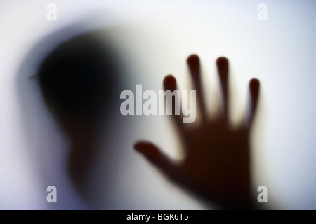 Ragazzo attraverso un vetro smerigliato Foto Stock