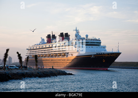 Cape Canaveral, FL - Nov 2008 - Disney's meraviglia la nave di crociera partenza dal Porto di Cape Canaveral, in Florida Foto Stock