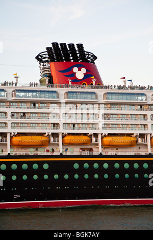 Cape Canaveral, FL - Nov 2008 - Close up della Disney Wonder nave da crociera con partenza dal Porto di Cape Canaveral, in Florida Foto Stock