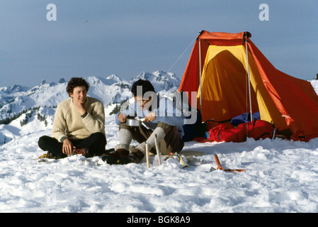 Deserto tende da campeggio in Snow, Camper mangiare pranzo alpino su Sky pilota di montagna vicino a Squamish, BC, British Columbia, Canada Foto Stock