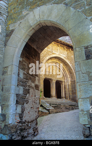 Chiesa di San Pierre visualizzati tramite arco fortificato a Carennac nella valle della Dordogna della Francia Foto Stock