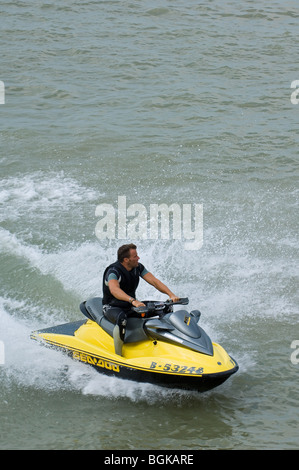 Uomo che cavalca il jet ski sul Mare del Nord, Belgio Foto Stock