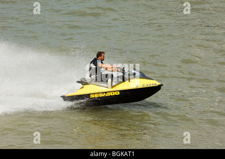 Uomo che cavalca il jet ski sul Mare del Nord, Belgio Foto Stock